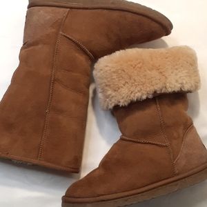 UGG 5815 Women's Boots. Brown Leather Upper.